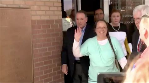 Kim Davis Released From Jail Ordered Not To Interfere With Same Sex Marriage Licenses The