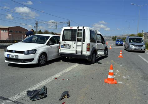 Sivasta zincirleme trafik kazası 3 yaralı Sivas Haberleri