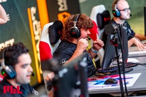 Complexity Supera Heroic E Fica A Uma Vit Ria Dos Playoffs Do Pgl Major