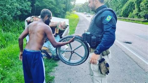 Policiais Ajudam Casal De Andarilhos A Trocar Pneu Furado De Carrinho