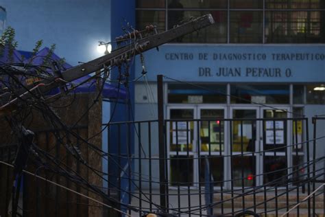 Mala maniobra de camión provocó caída de postes alrededor del Hospital