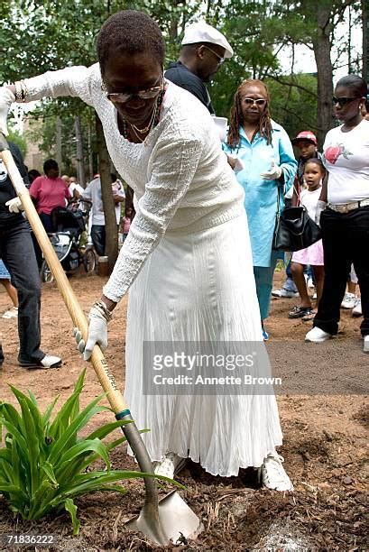 Tupac Mother Photos and Premium High Res Pictures - Getty Images