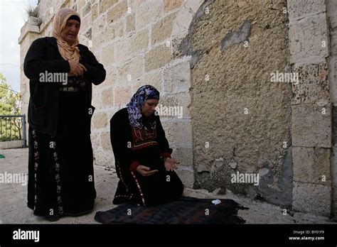 Las Mujeres Palestinas Orando Mientras Que Vuelve A Su Familia En La