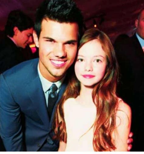 Aw Jacob And Renesme Twilight Vampire Twilight Twilight Movie