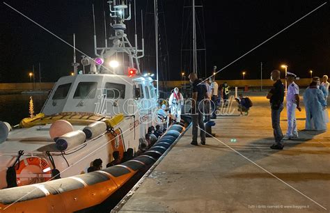 Roccella Nuovo Sbarco Nella Notte Soccorsi Altri Migranti Il Reggino