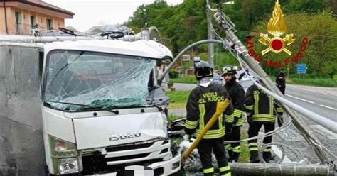 Furgoncino Si Schianta Contro Il Palo Della Luce Automobilista In Ospedale