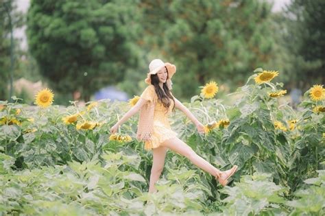 Hot girl ĐH Thương mại gây thương nhớ với bộ ảnh bên hoa hướng dương Báo Dân trí