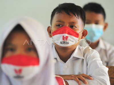 SEKOLAH DI JAMBI MULAI BELAJAR TATAP MUKA ANTARA Foto