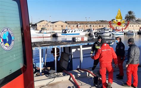 Cagliari Peschereccio Imbarca Acqua Intervento Dei Vigili Del Fuoco