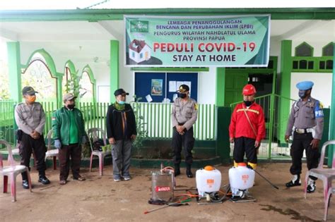 Cegah Covid Polda Nu Papua Semprot Disinfektan Di Perumahan Warga