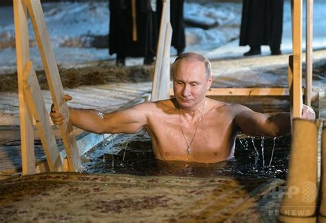 プーチン大統領、氷点下5度の湖でみそぎ ロシア 写真9枚 国際ニュース：afpbb News