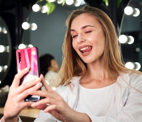 Femme Blonde Prenant Un Selfie Dr Le Photo Gratuite