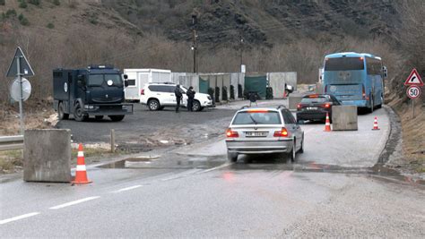 Kosovska Policija Ponovo Postavila Betonske Blokove Na Putu Mitrovica