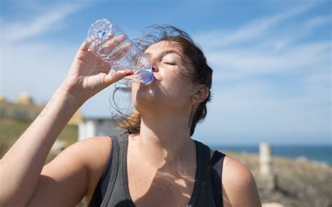 Detectan cientos de miles de nanoplásticos en agua embotellada pueden