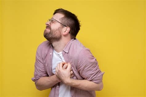 El Hombre Barbudo Cauc Sico Est Experimentando Un Dolor Severo En El