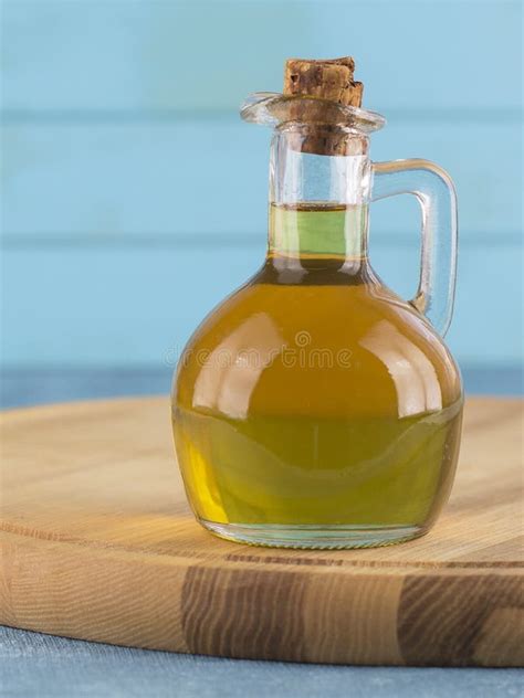 Aceite De Oliva En Una Botella De Vidrio De Fondo Azul Foto De Archivo