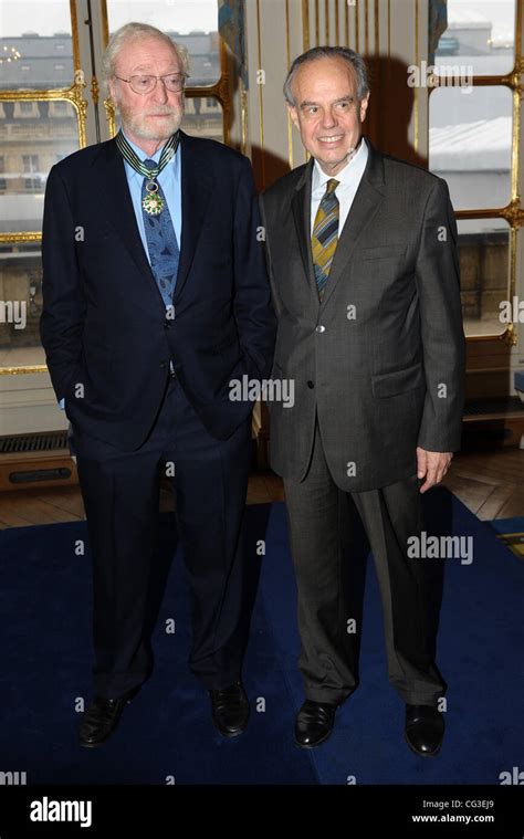 Michael Caine Frédéric Mitterrand Sir Michael Caine Recibe La Insignia De Comandante De La