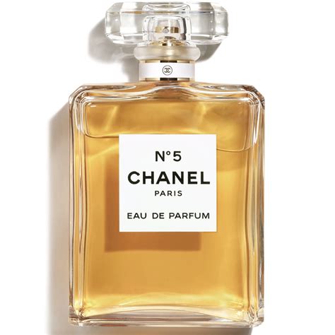 5 perfumes finos de mujer que te harán sentir doblemente elegante y