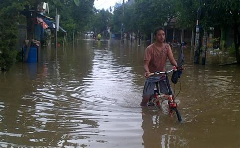 Tanggul Kali Jebol Perumahan Harapan Baru Tenggelam Wartakotalive