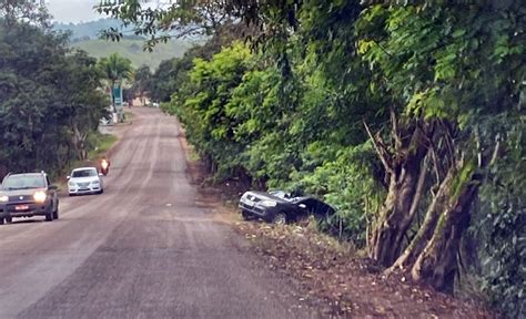 Condutor sai ileso após carro cair em ribanceira na AL 105 em Boca da