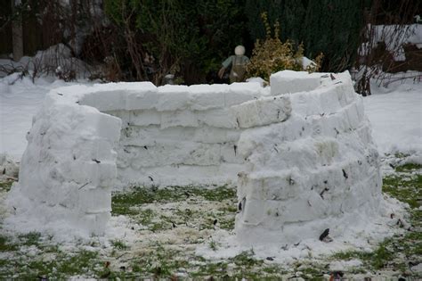 Building and photographing a snow igloo – Peter Bargh