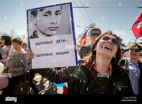 Bandera Mujer Fotografías E Imágenes De Alta Resolución Alamy