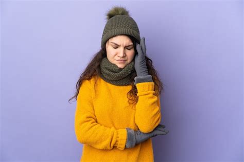 Garota Russa Adolescente Com Chapéu De Inverno Isolada Em Um Fundo Roxo