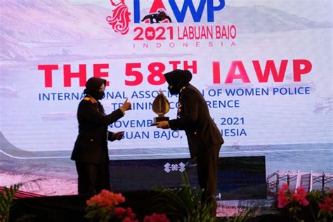 Akbp Rita Satu Satunya Polwan Peraih Penghargaan Iawp