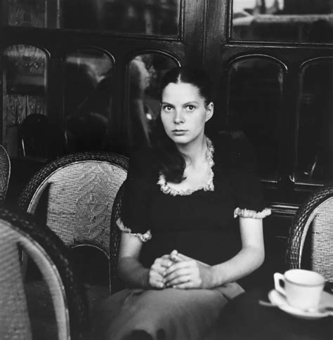 Lattente Jeune Femme Assise à La Terrasse Dun Louis Stettner Paris