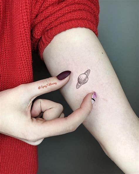 Tatuaje De Saturno Para Un Toque Sutil De Arte Corporal