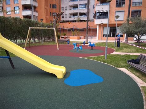 Suelo De Caucho Continuo En Valenciaparques Infantiles Troe