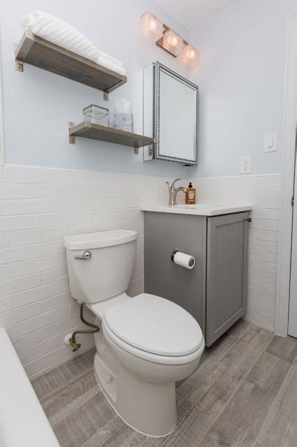 Modern Farmhouse Bathroom In Leesburg VA Campagne Salle De Bain