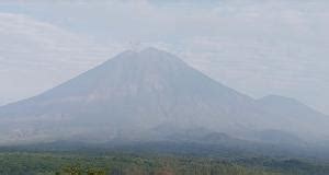 Gunung Semeru Kembali Erupsi Kolom Letusan Hingga Meter Dari