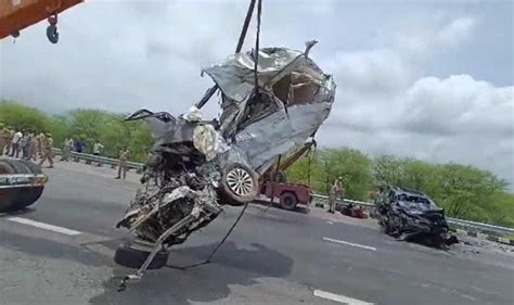 Road Accident आगरा लखनऊ एक्सप्रेस वे पर दो गाड़ियां भिड़ीं 3 की मौत