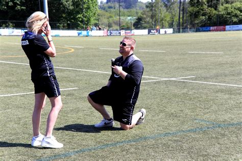 Jeremy Vekeman Vraagt Madeline Ten Huwelijk Op Voetbalveld “ik Heb Eerst Wel Een Ring Moeten