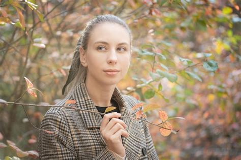 Mujer Joven En El Bosque Foto Premium