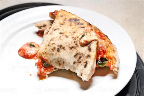 Step By Step Guide On How To Eat Authentic Neapolitan Pizza With Your