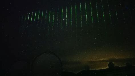 Bright green laser lines shoot across night sky in Hawaii. What caused ...