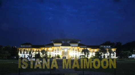 Menikmati Suasana Malam Di Istana Maimun Bangunan Peninggalan