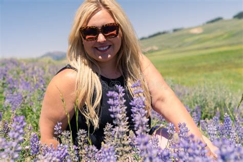 Jolie Femme Blonde Assise Dans Un Champ De Fleurs Sauvages Lupines