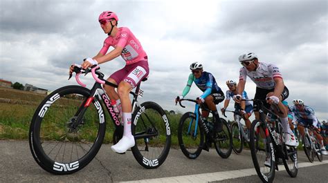 Tadej Pogacar recibió una amenaza de expulsión del Giro de Italia