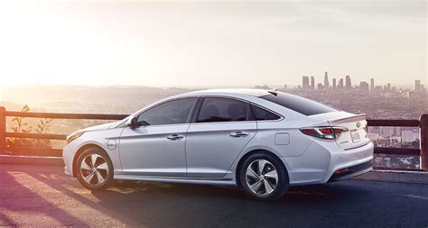 Hyundai Sonata Plug In Hybrid Highlights Find A Car Hyundai Gt