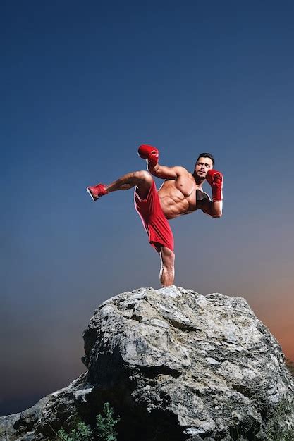 Boxeador Masculino Muscular Entrenando Al Aire Libre Foto Premium