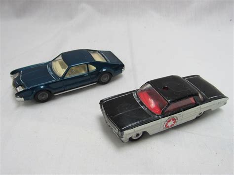 2 VINTAGE CORGI TOYS CARS.