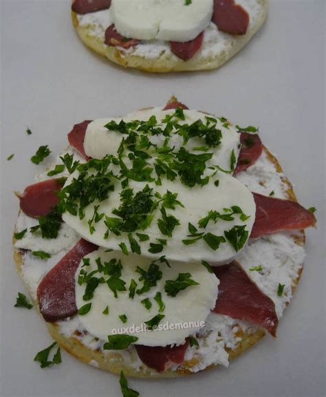 Blinis au magret de canard fumé gratinés à la mozzarella