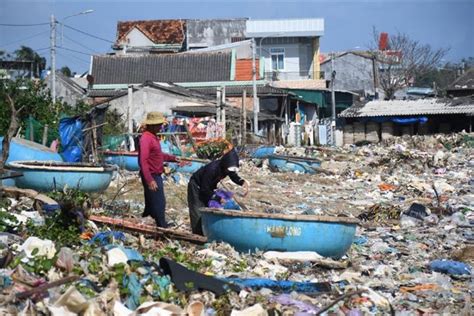 Bãi biển Quảng Ngãi tràn ngập hàng chục tấn rác thải ThienNhien Net