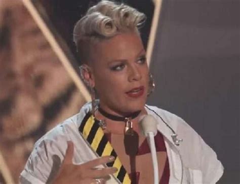 Watch Pink Celebrates Gender Non Conformity In Powerful Vmas Speech