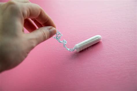 Femme Avec Le Tampon Sur Le Fond Rose Pour L Hygi Ne Personnelle