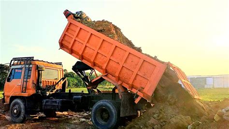 Aksi Mobil Truk Fuso Pengangkut Tanah Cadas Jomplangin Muatan Youtube