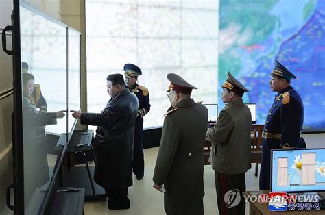 김정은北항공절 맞아 공군 사령부 방문·시위 비행 참관 연합뉴스